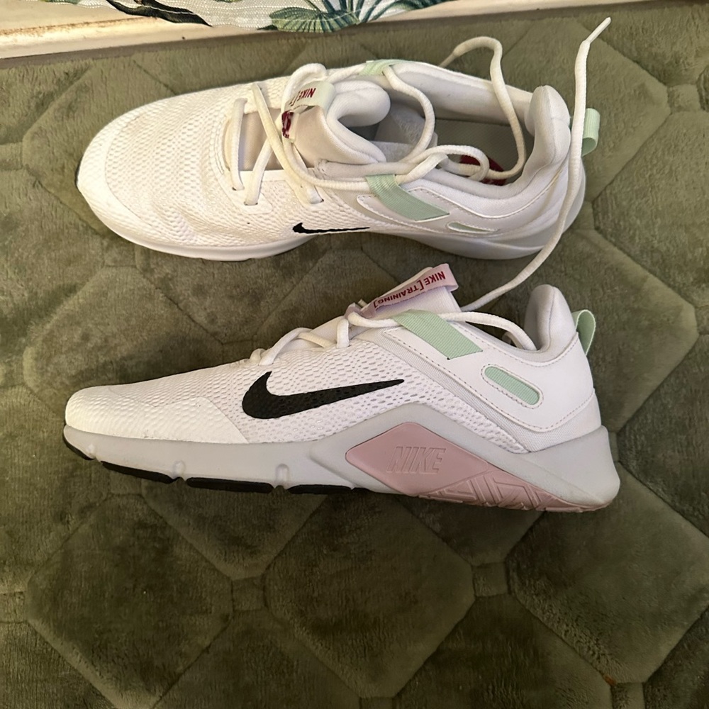 Women’s Nike shoes size 11
